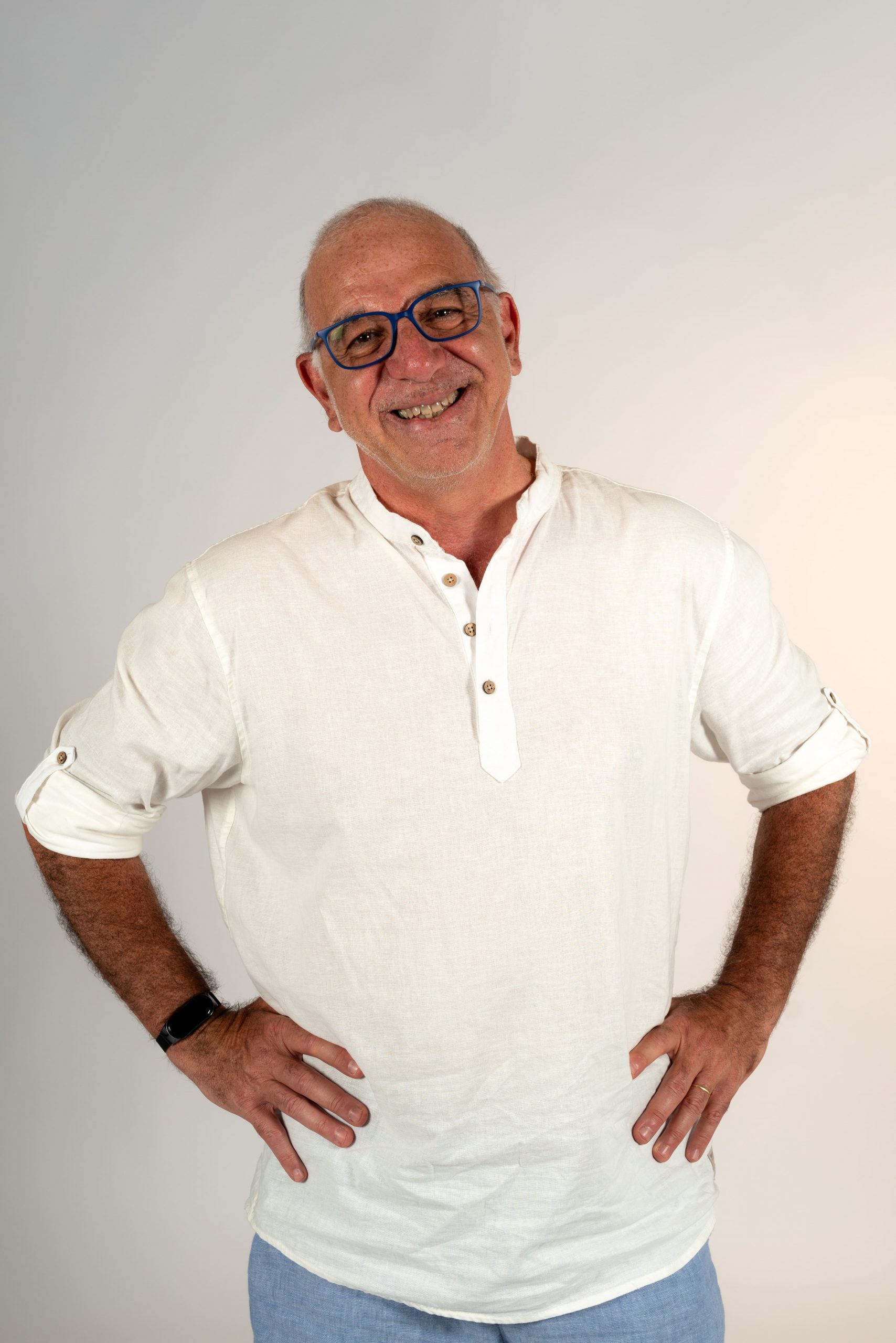 Nissim, professeur d'hébreu, en portrait souriant