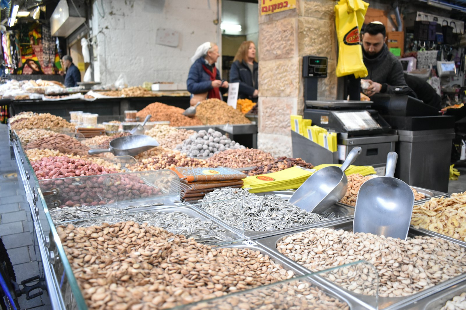 Étal coloré du marché Mahané Yehuda à Jérusalem